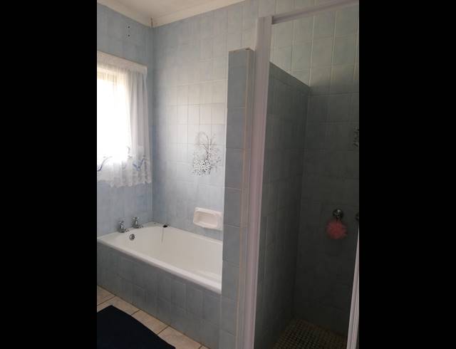 5 BEDROOM HOUSE FOR SALE IN UVONGO